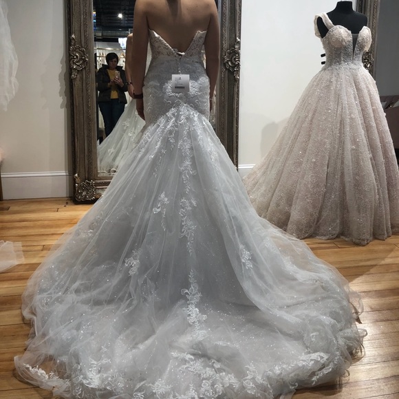 Wedding dress - Picture 2 of 4